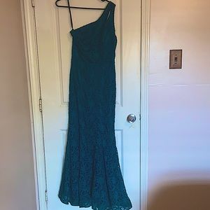 A beautiful dark green prom dress for many occasions!! I’m 5”2 for reference
